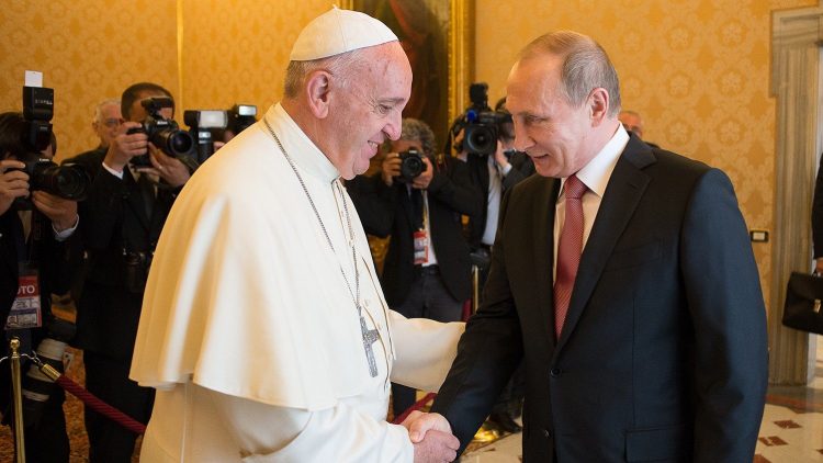 El presidente ruso, Vladimir Putin, se reúne con el Papa Francisco en el Vaticano, el 4 de julio de 2019.