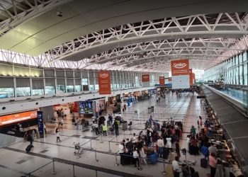 Para que su pareja no perdiera un vuelo, una mujer emitió una amenaza de bomba en Ezeiza