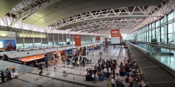 Para que su pareja no perdiera un vuelo, una mujer emitió una amenaza de bomba en Ezeiza