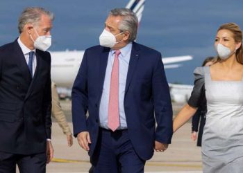 Fernández regresó al país tras una gira europea en la que endureció su postura frente a CFK