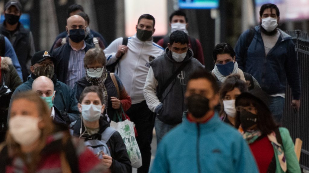 Sin restricciones, insisten en el uso del barbijo y la vacunación