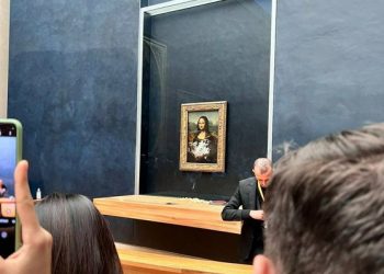 Atacaron el cuadro de “La Gioconda” arrojándole torta en el Museo de Louvre
