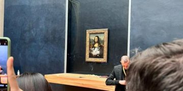 Atacaron el cuadro de “La Gioconda” arrojándole torta en el Museo de Louvre