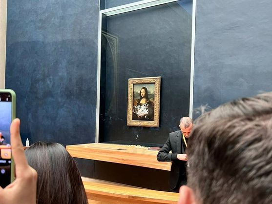 Atacaron el cuadro de “La Gioconda” arrojándole torta en el Museo de Louvre