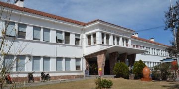 Fue a reclamar su sueldo y el jefe le quebró las costillas