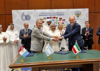 Córdoba y Santa Fe firmaron el contrato para financiar el acueducto interprovincial en Kuwait