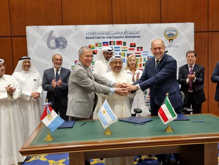 Córdoba y Santa Fe firmaron el contrato para financiar el acueducto interprovincial en Kuwait