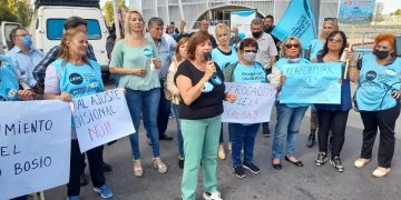 Jubilados docentes reclaman por el pago del 82% móvil