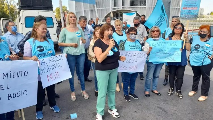 Jubilados docentes reclaman por el pago del 82% móvil
