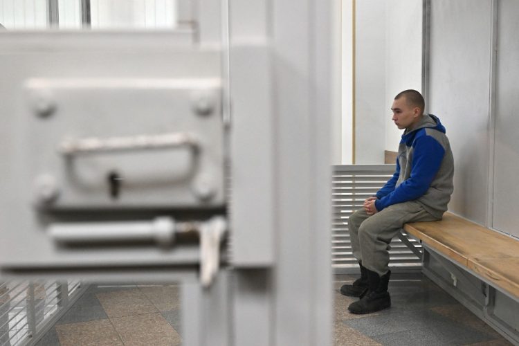 Un tribunal de Kiev condenó ayer a cadena perpetua a un soldado ruso de 21 años hallado culpable de crímenes de guerra.