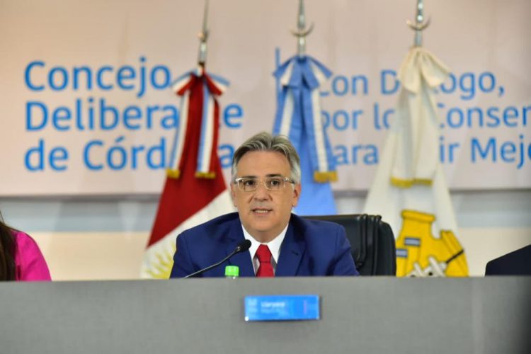 Para Llaryora, "la ciudad está dejando atrás la desidia"