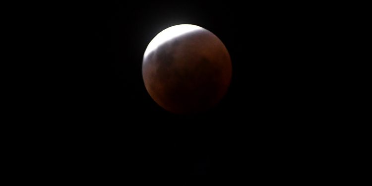 Foto por foto, así se vio el eclipse lunar en Córdoba