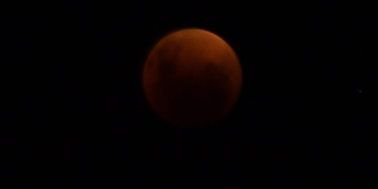 Foto por foto, así se vio el eclipse lunar en Córdoba