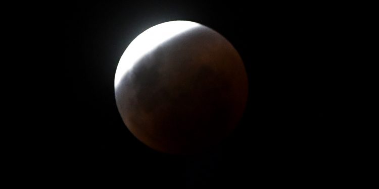 Foto por foto, así se vio el eclipse lunar en Córdoba