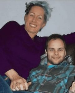 Encontró a su madre biológica después de 35 años, se enamoró de ella y asegura tener el mejor sexo de su vida