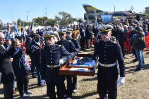 Entronizaron los restos de un avión caído en el Museo Nacional de Malvinas