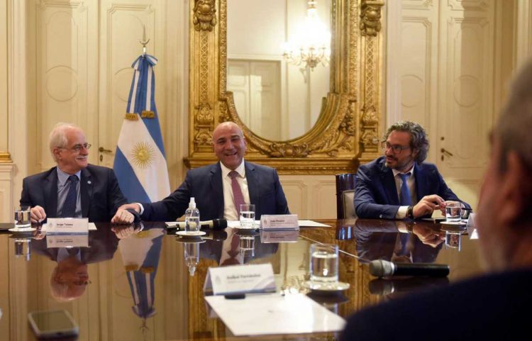 Juan Manzur (al centro) instó a los ministros a defender al Gobierno.