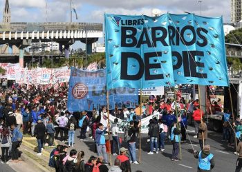 La masiva marcha piquetera llegó a Plaza de Mayo en reclamo de “trabajo y salario”