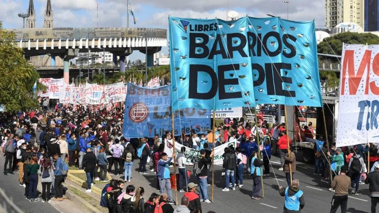 La masiva marcha piquetera llegó a Plaza de Mayo en reclamo de “trabajo y salario”