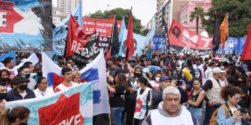 Una multitudinaria movilización piquetera reclamó por trabajo y salario digno en el centro