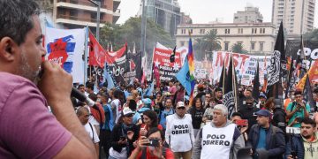 Una multitudinaria movilización piquetera reclamó por trabajo y salario digno en el centro