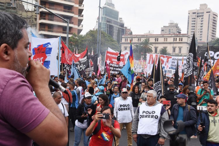Una multitudinaria movilización piquetera reclamó por trabajo y salario digno en el centro