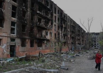 Evacúan a decenas de civiles de la acería Azovstal en Mariupol