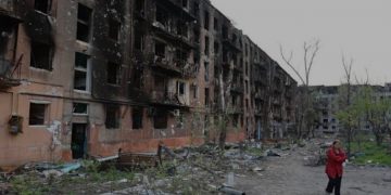 Evacúan a decenas de civiles de la acería Azovstal en Mariupol