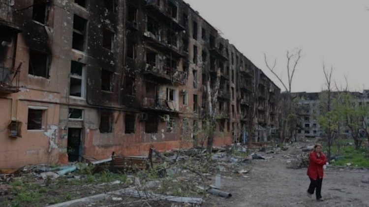 Evacúan a decenas de civiles de la acería Azovstal en Mariupol