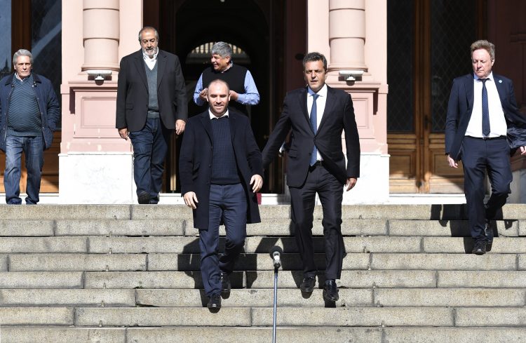 Massa y Guzmán encabezaron el anuncio en la explanada de Casa de Gobierno.