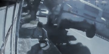Un camión perdió el control, se subió a la vereda y casi aplasta a un hombre