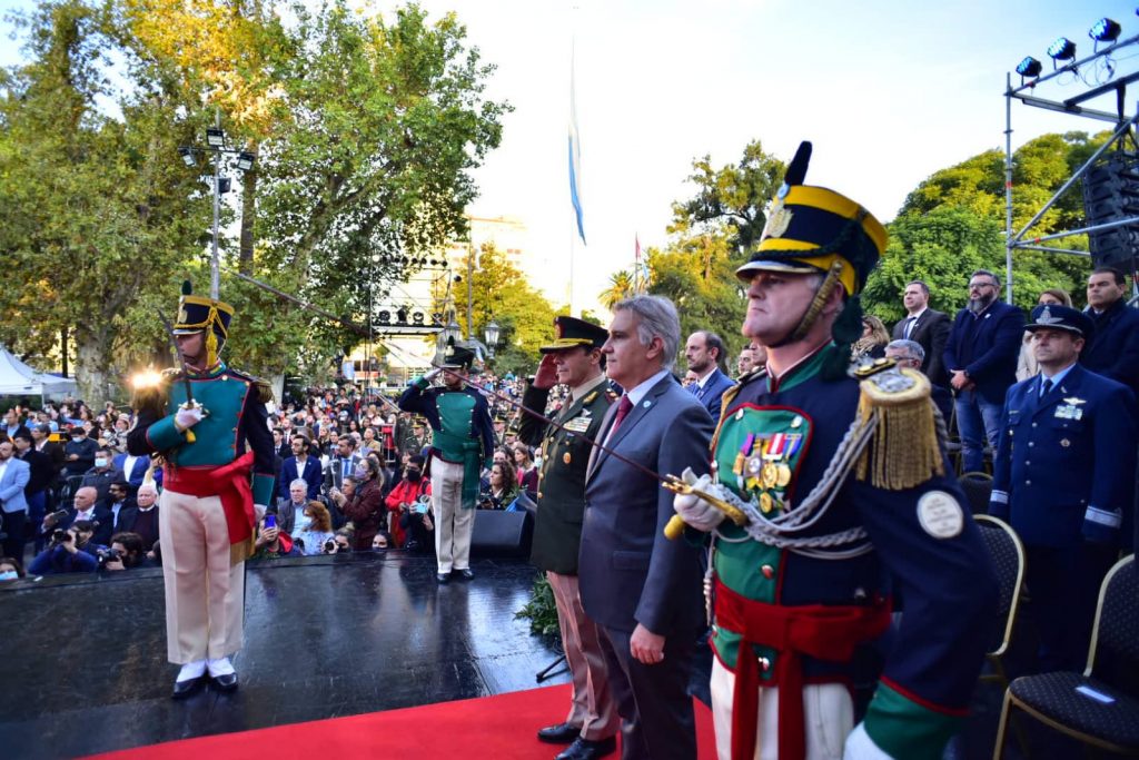 La ciudad recuperó el colorido relevo de guardia del Cabildo