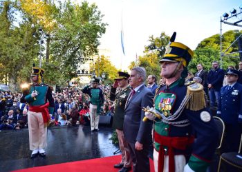 La ciudad recuperó el colorido relevo de guardia del Cabildo