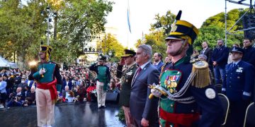 La ciudad recuperó el colorido relevo de guardia del Cabildo