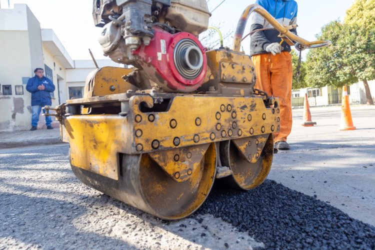 Pymes locales repararon baches en 218 barrios
