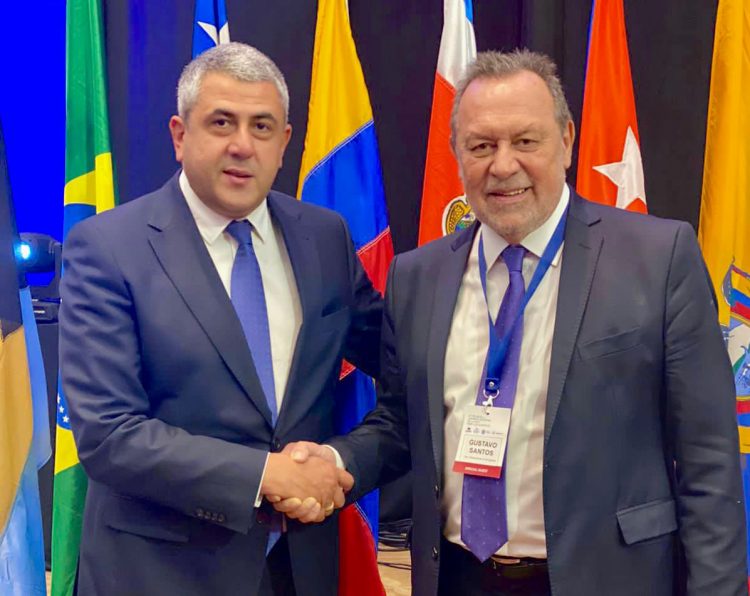 Santos (derecha) junto a Zurab Pololikashvili, secretario general de la OMT.