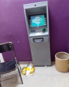 Hizo una "macumba" dentro de un banco para cobrar el bono de Anses