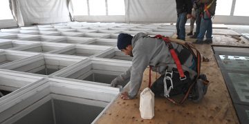 Ya fue levantado el 70% de la cubierta de vidrio en Plaza España