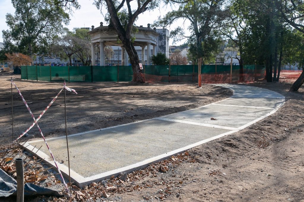 Parque Las Heras: construyen senderos peatonales internos