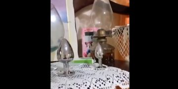 Sin saber qué eran, exhibió los juguetes sexuales de su hija en el living de su casa