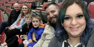 Dos parejas que practican el poliamor tuvieron hijos y no saben quién es padre de quién