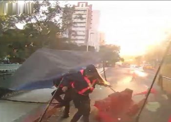 Un colectivo casi atropella a dos agentes en el puesto policial del puente Olmos