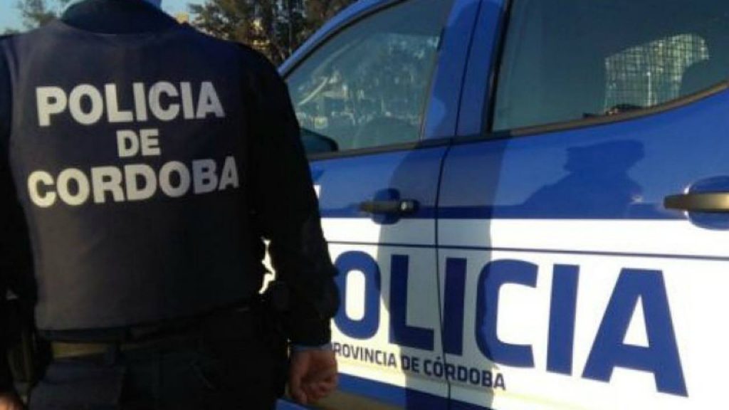 Un hombre fue detenido por amenazar a una mujer con una maza de albañil