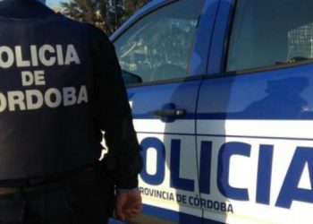 Un hombre fue detenido por amenazar a una mujer con una maza de albañil