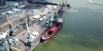 Bajo el control ruso, vuelve a operar el puerto de Mariupol