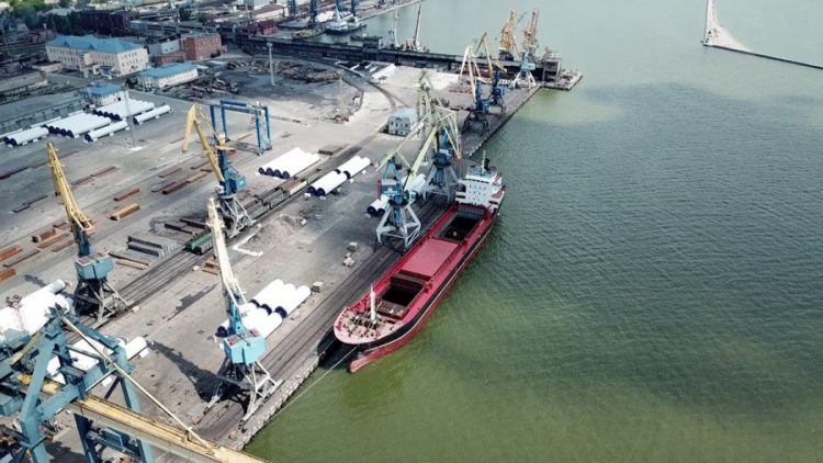 Bajo el control ruso, vuelve a operar el puerto de Mariupol