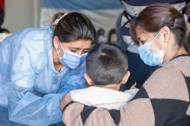 Continúa la vacunación a niños y adultos en Salas Cunas de Capital