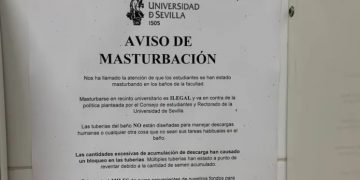 Pegaron carteles en los baños de una universidad advirtiendo sobre un “exceso de masturbación”