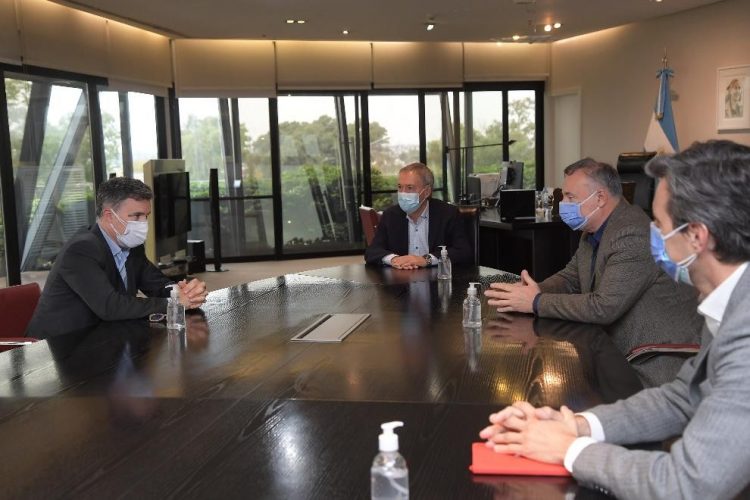 Schiaretti, Acastello y y el secretario de Industria, Fernando Sibilla, recibieron a al presidente de la empresa Renault Argentina, Pablo Sibilla.