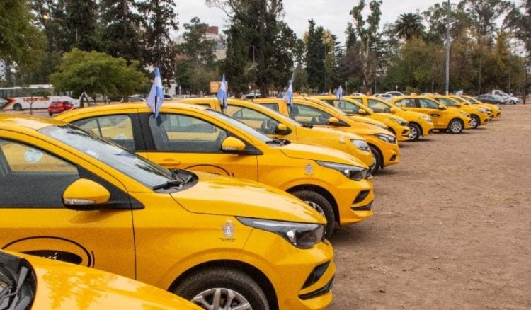 Se presentaron 50 nuevas unidades de taxis